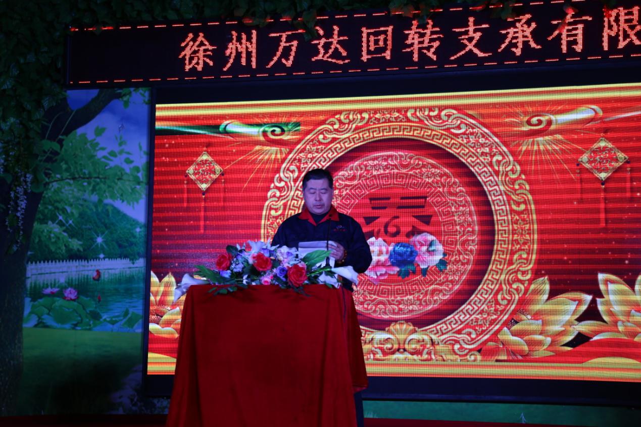 the general manager gave a speech to express his gratitude and welcome to all the guests ألقى المدير العام كلمة للتعبير عن امتنانه ومرحبا بكم في جميع الضيوف